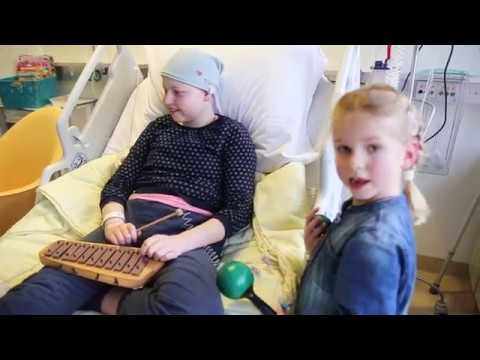 Emma krijgt muzikaal bezoek van de Liedjesfabriek